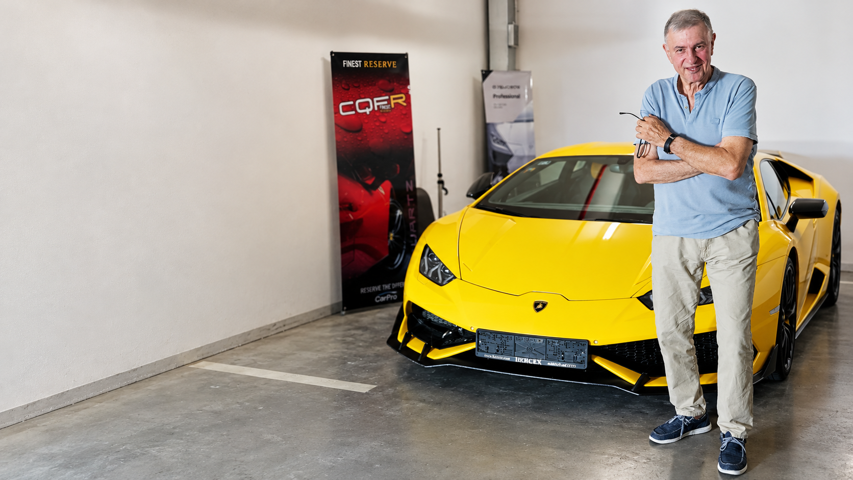 Čovjek uz žuti Lamborghini u MANC studiju