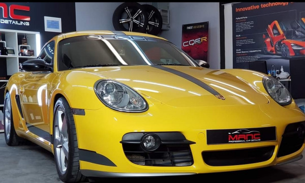 Žuti Porsche nakon korekcije laka