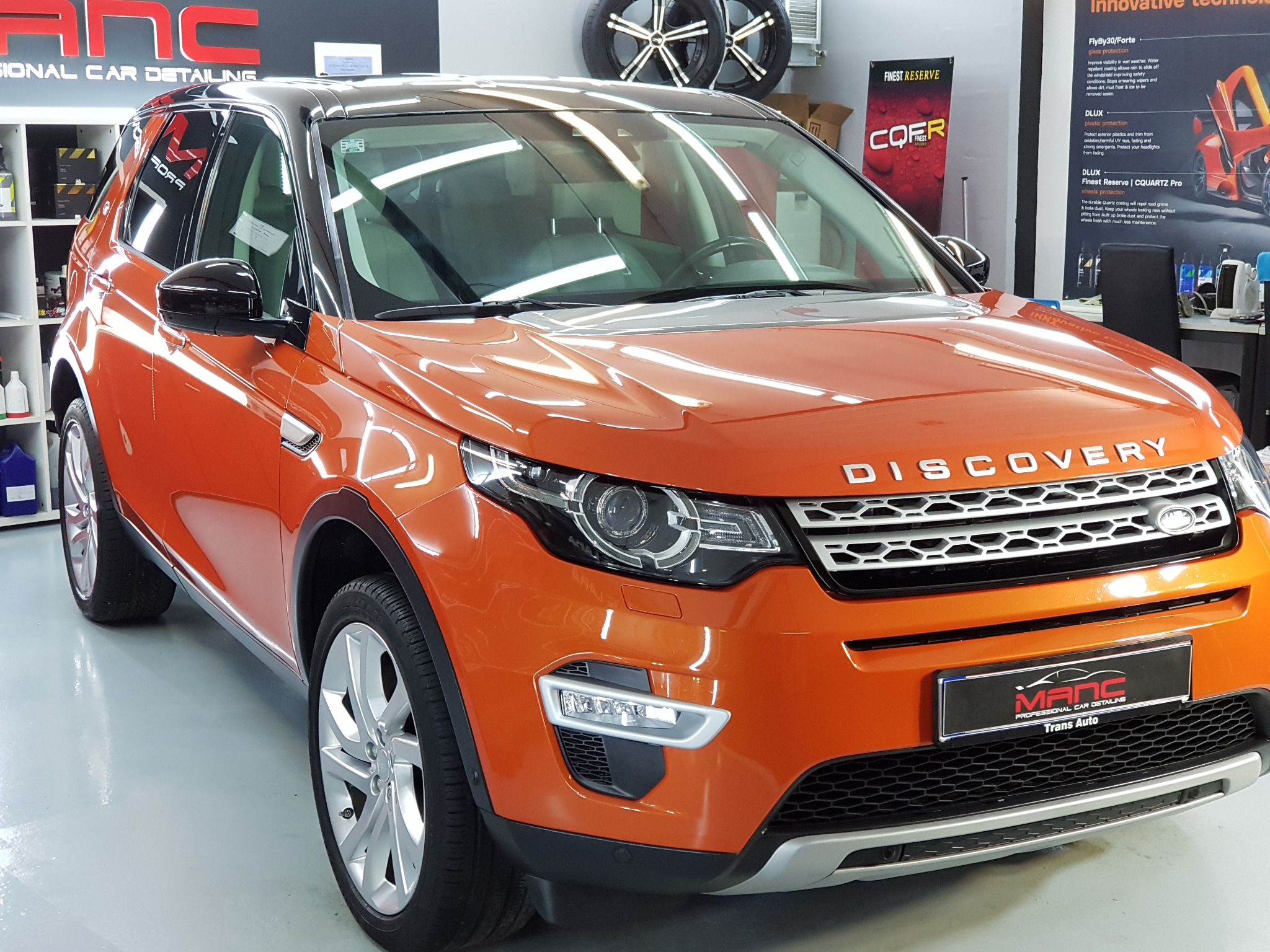 Narančasti Land Rover Discovery nakon detailinga