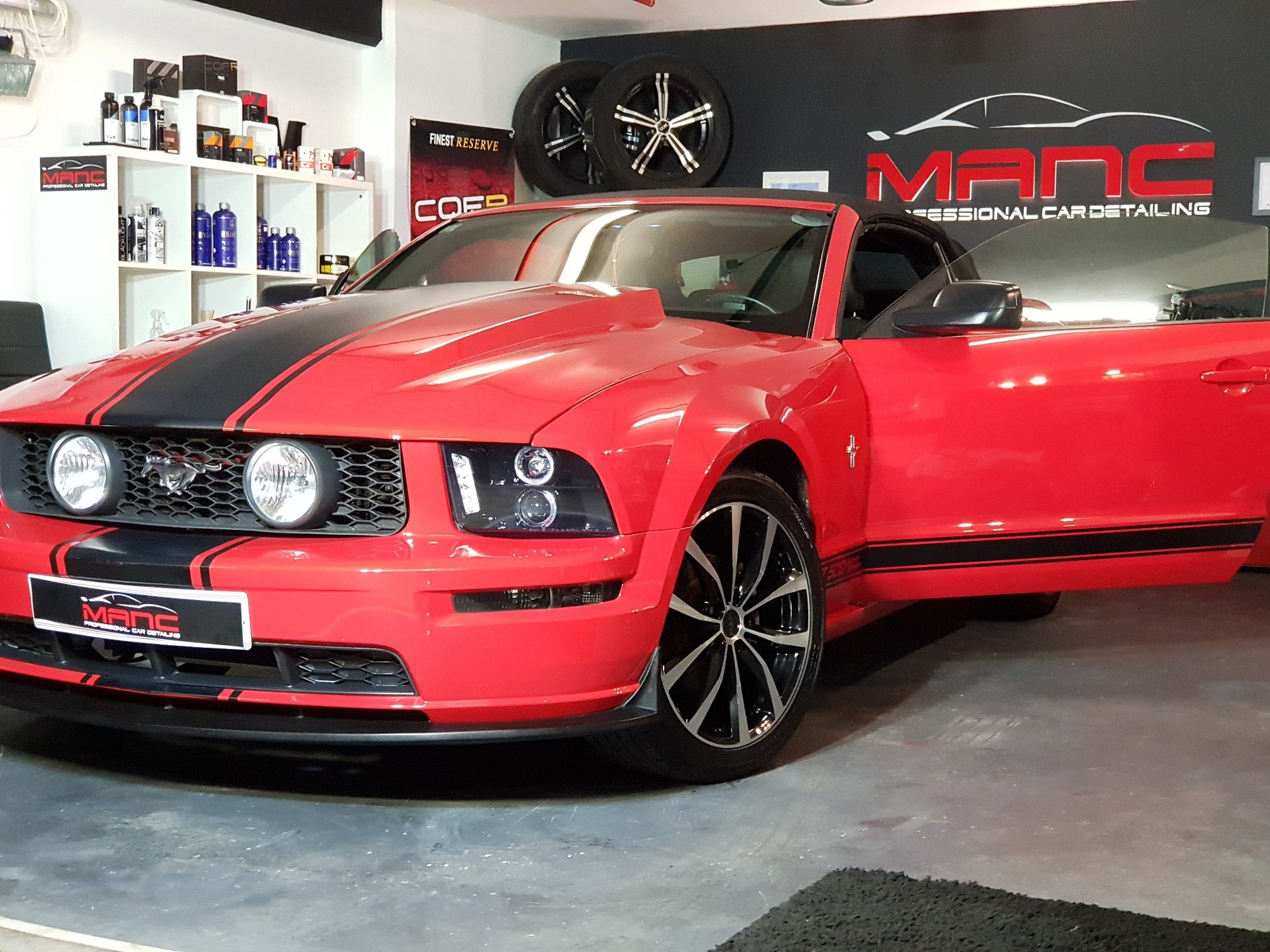 Crveni Ford Mustang u Manc detailing studiju