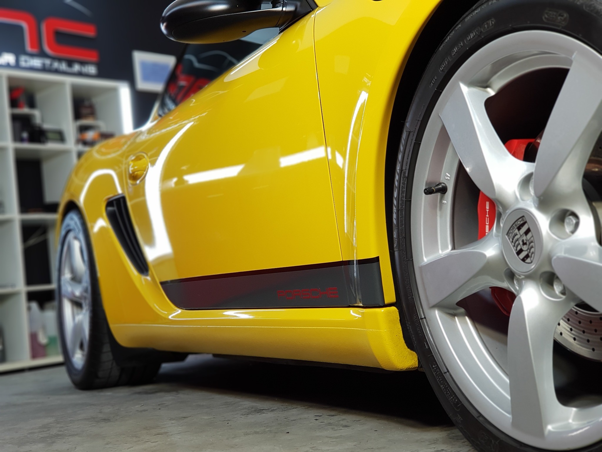 Detalj laka i naplatka žutog Porschea u Manc studiju