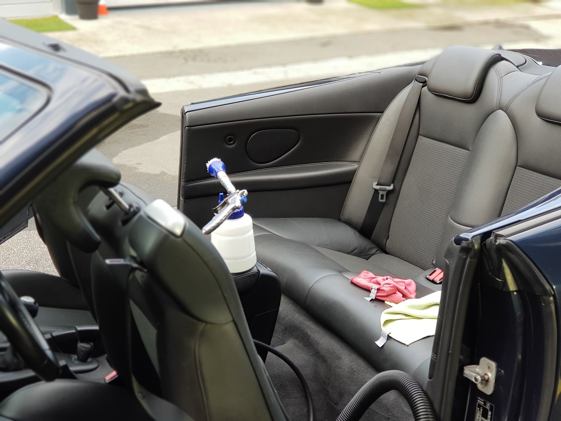 MANC detailing postupak čišćenja sjedala i unutrašnjosti automobila