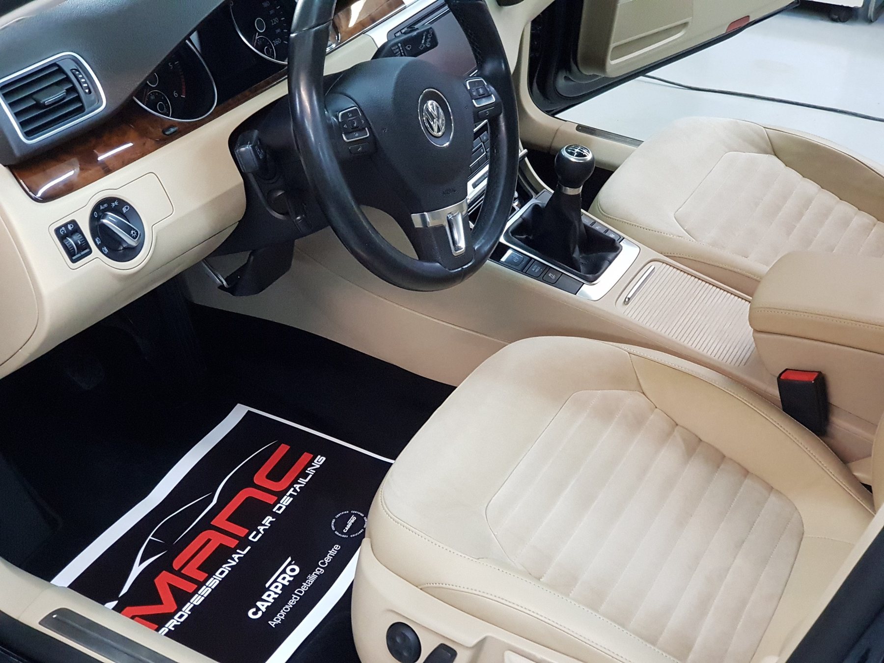 Bež interijer Volkswagena nakon detaljnog čišćenja u MANC studiju